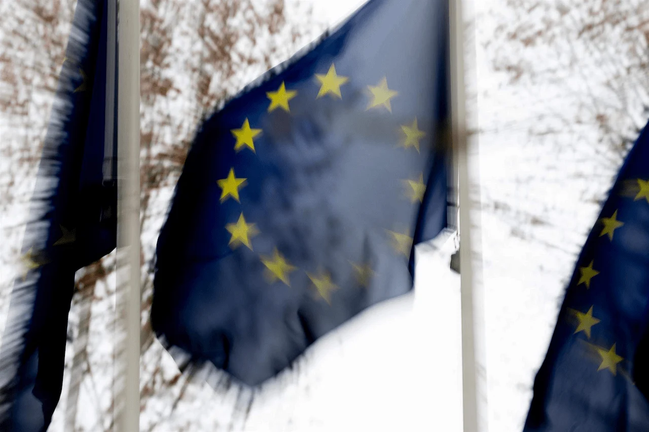 Una bandera de la Unión Europea. Acusan a Bruselas de retrasos en gestión de químicos tóxicos / Foto: Archivo - EP