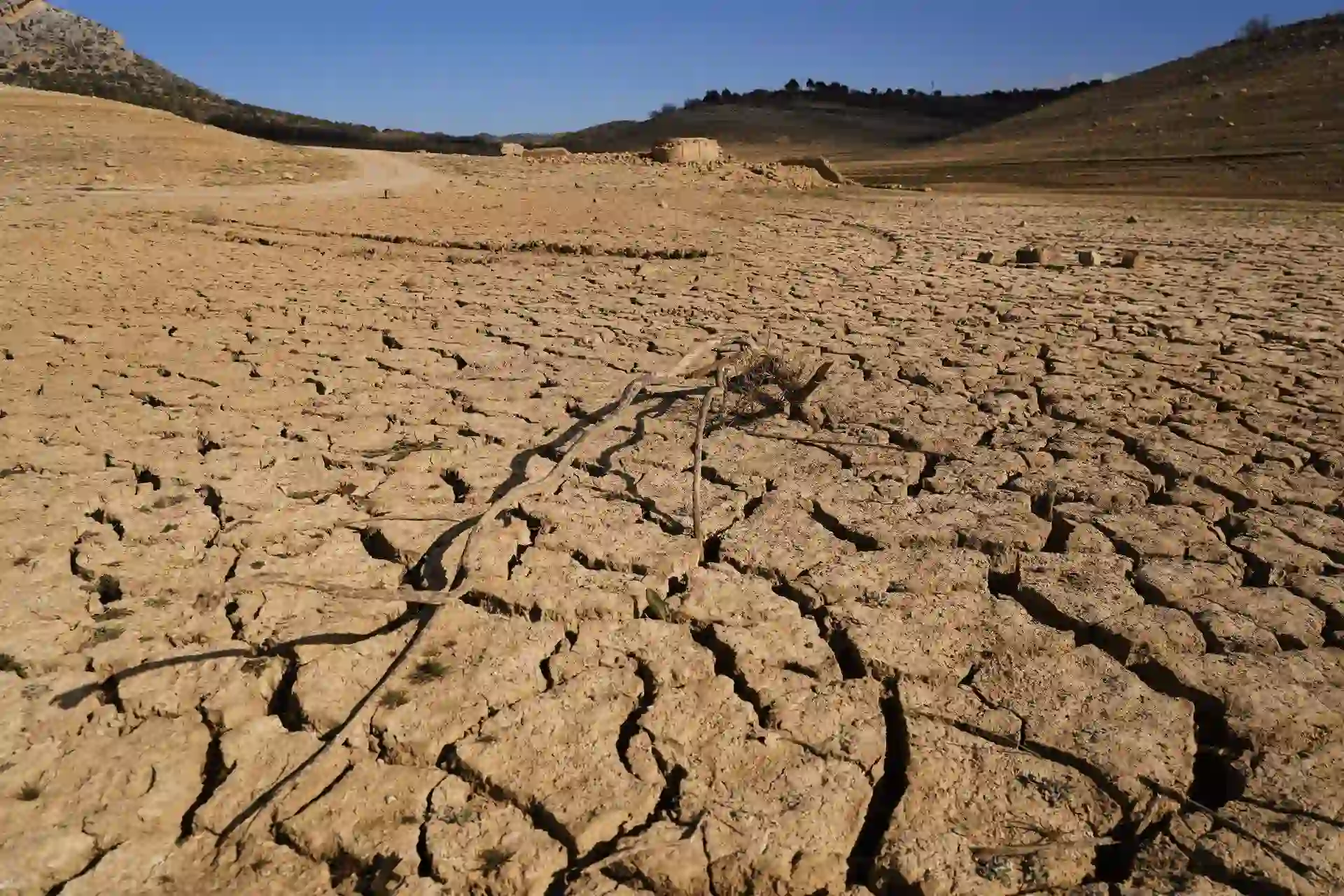 Restos del antiguo pueblo de Peñarubia emergen en el embalse de Guadalteba por la extrema sequía, 3 de febrero de 2024, Málaga, Andalucía. Milmillonarios generan más emisiones  / Foto: Archivo - EP