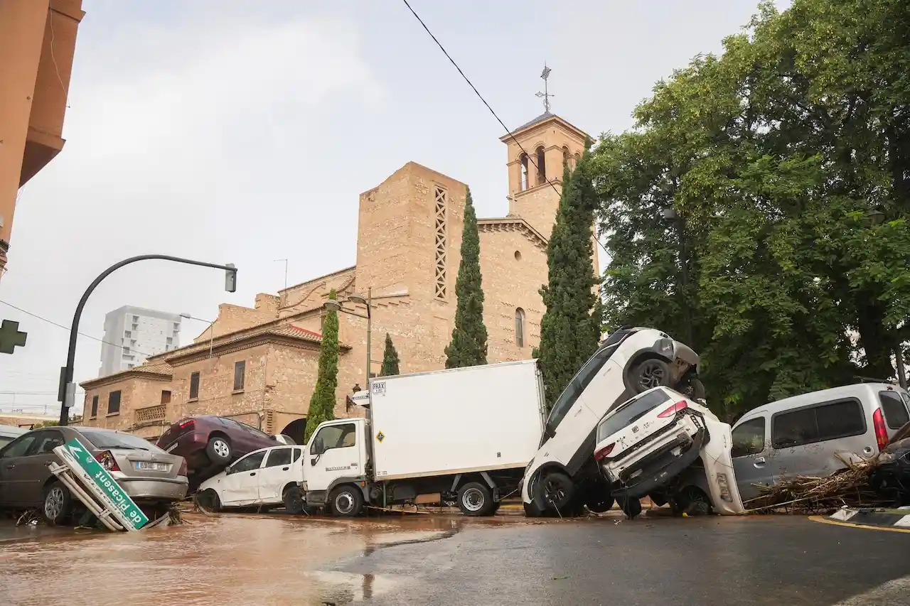 Varios vehículos accidentados por la DANA en el barrio de la Torre, a 30 de octubre de 2024, en Valencia / Foto: EP