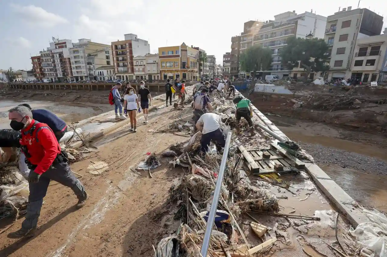 Enfermedades infecciosas que pueden darse tras catástrofes. Decenas de voluntarios y voluntarias trabajan para despejar uno de los puentes de Paiporta, València, / Foto: SINC