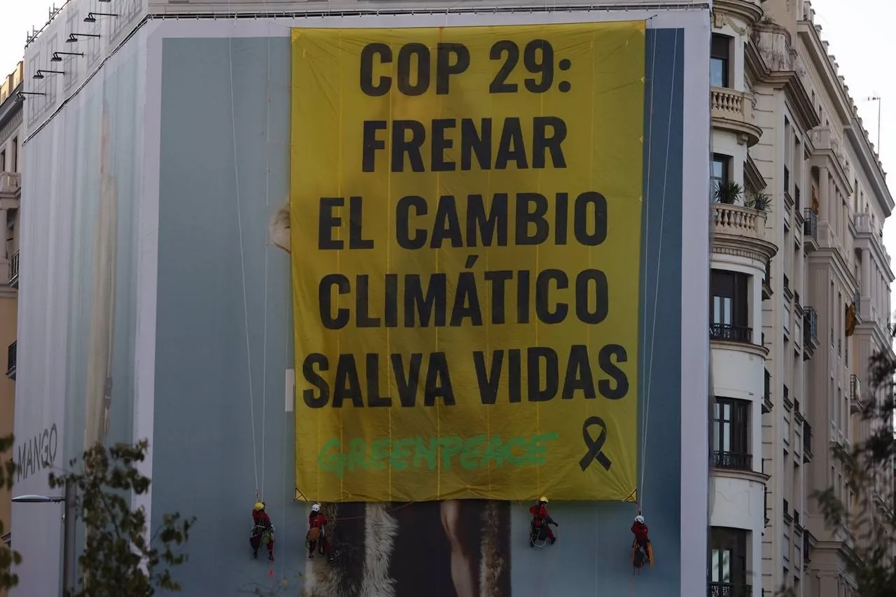 "Frenar el cambio climático salva vidas" Pancarta desplegada en la plaza de España de Madrid / Foto: Greenpeace