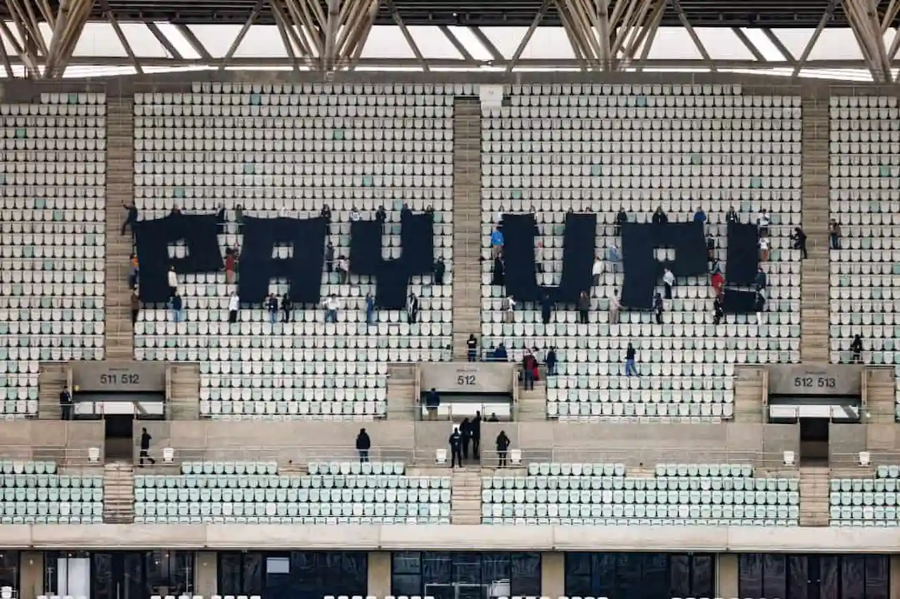 “PAY UP!” Ecologistas en Acción despliega unas enormes letras revindicando la financiación climática en el pavillón de la COP29