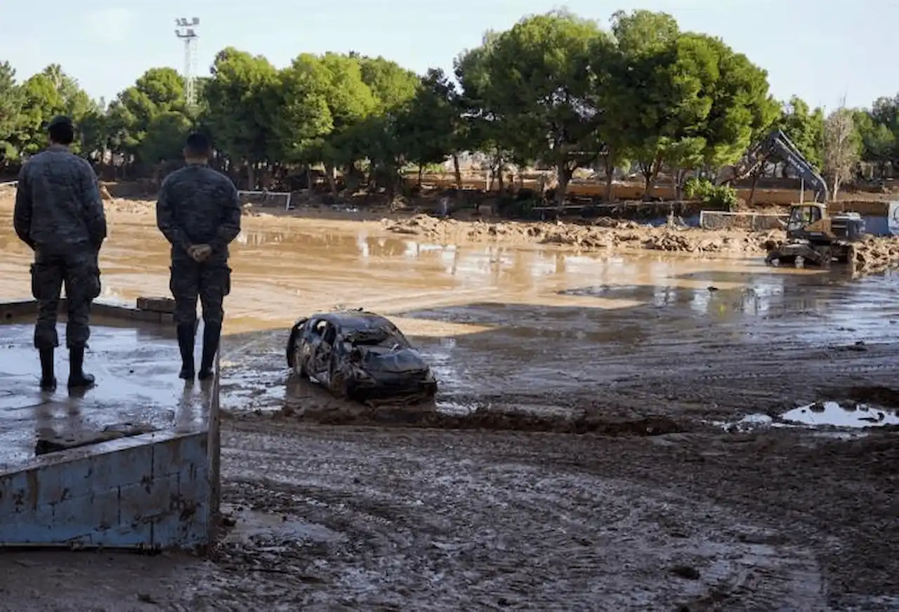 Dos militares en una zona afectada por la DANA, en Valencia / Foto: EP