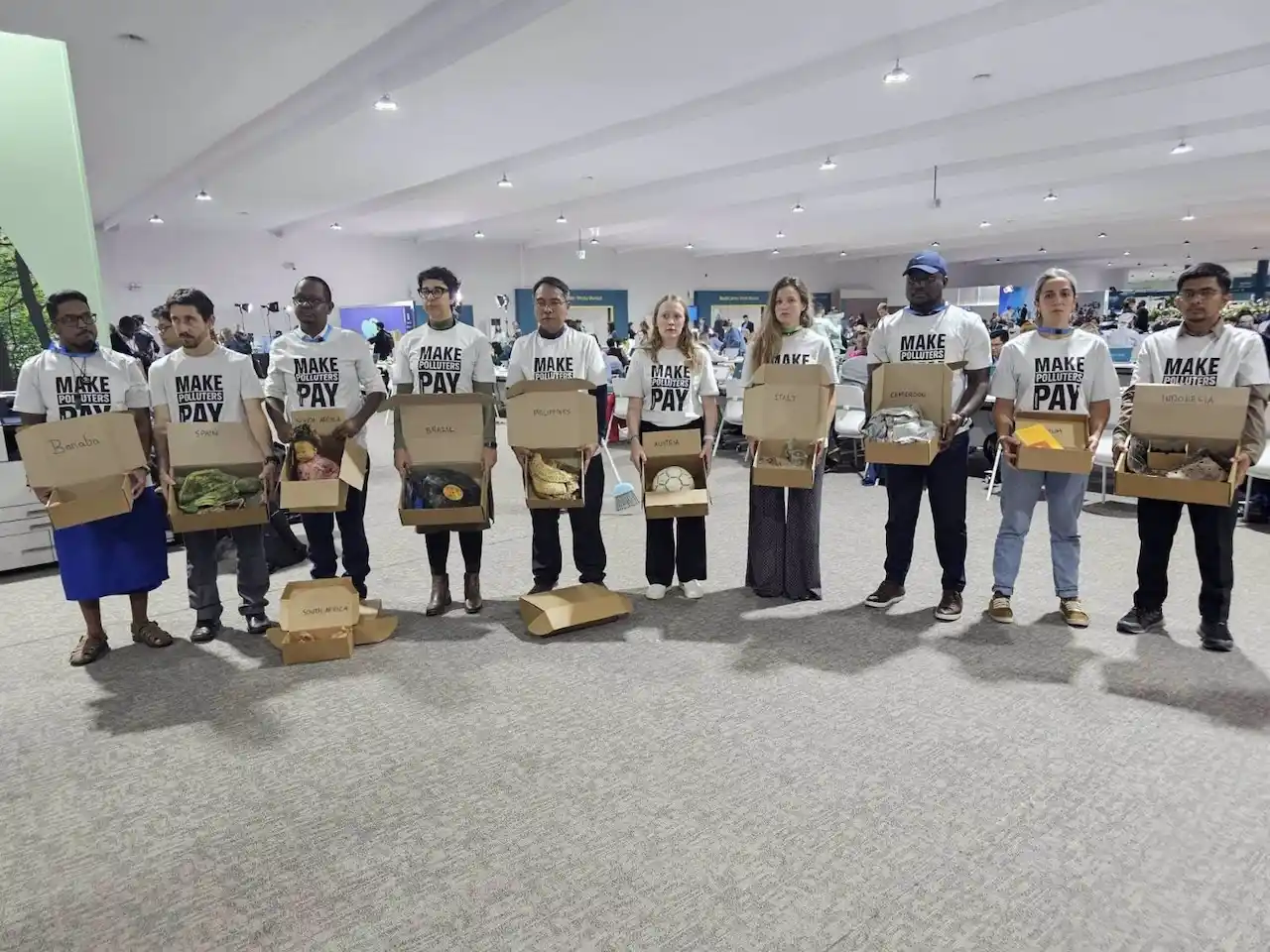 Restos de desastres climáticos que Greenpeace entrega al 'lobby fósil'  en la COP29 / Foto: Greenpeace