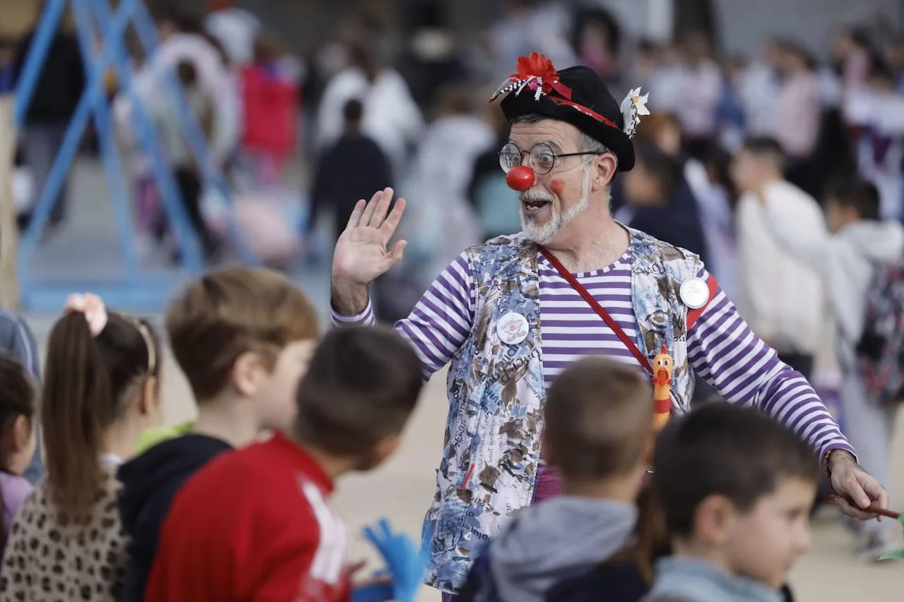 Acto de bienvenida en el colegio Martínez Torres de Aldaia a los alumnos del colegio Mariano Belliure que retomaron este lunes sus clases tras el desastre de la DANA / SINC