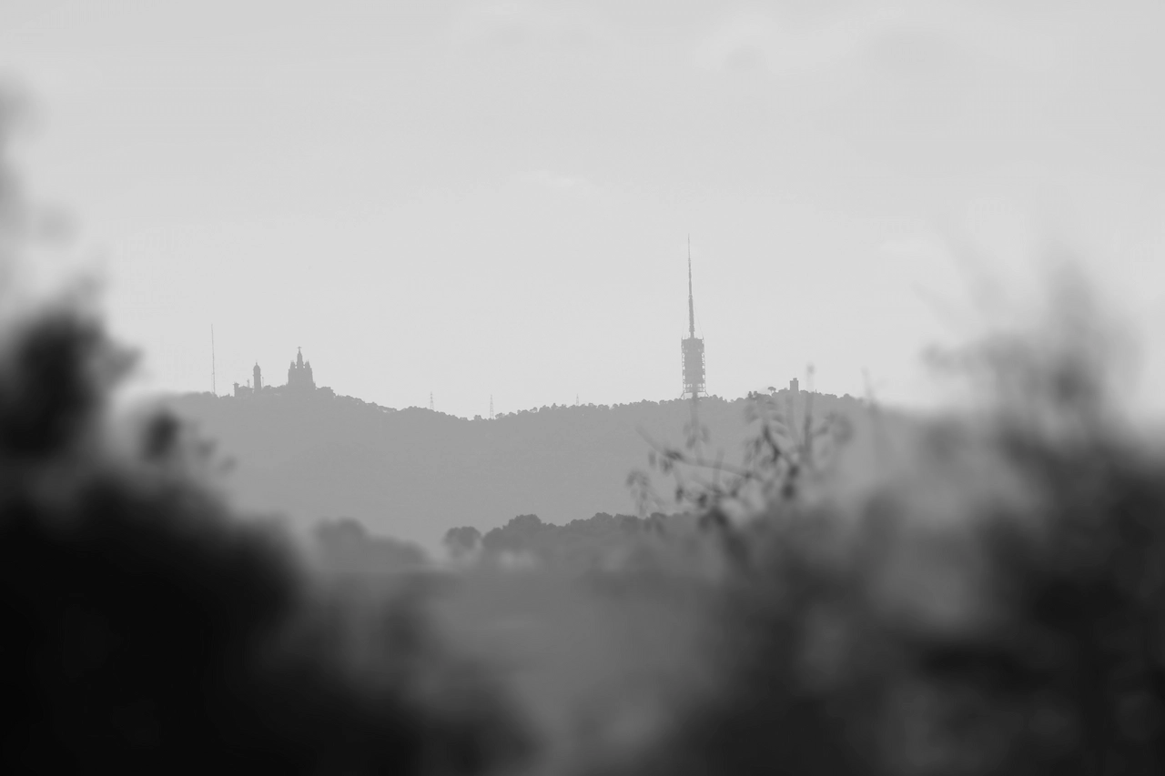 Vista de la Torre de Collserola desde las afueras de Barcelona / Foto: EA