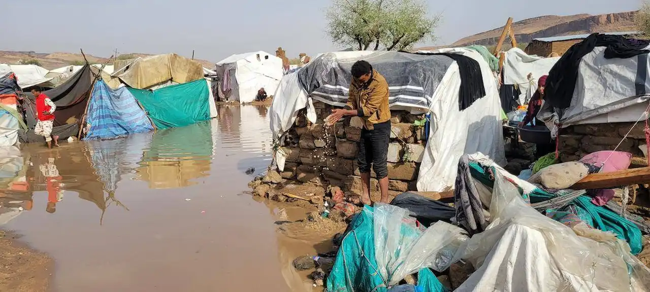 Yemen. Las lluvias torrenciales devastan los emplazamientos para desplazados. El cambio climático es una amenaza para las personas que huyen de la guerra / Foto: UNHCR/YDF