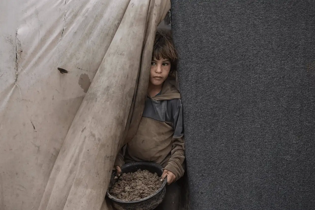 Un niño palestino dentro de una tienda en Deir el Balá, en la Franja de Gaza / Foto: EP