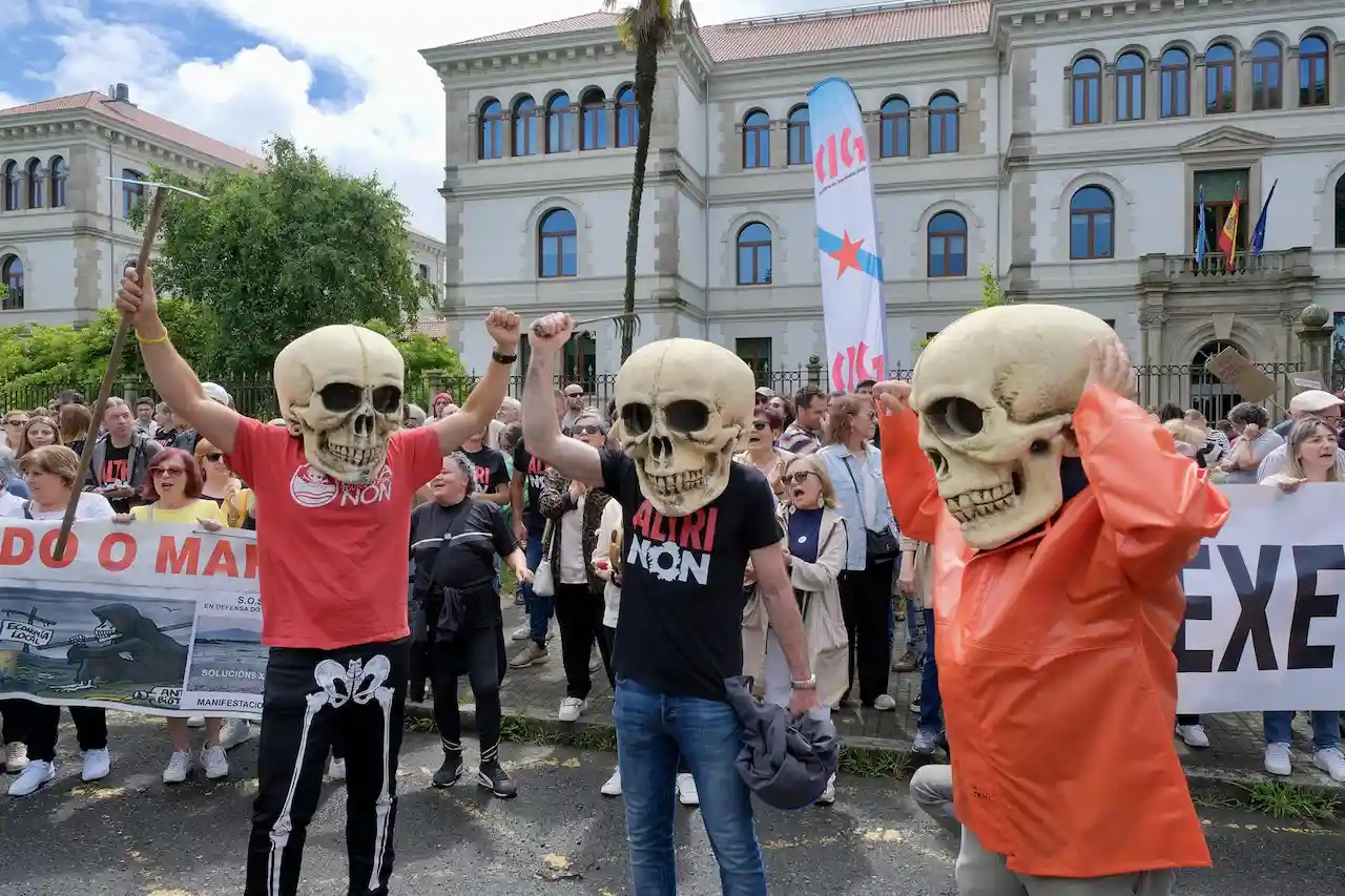 "¡Altri Non!" Decenas de personas durante una nueva protesta contra la empresa contaminante de celulosa Altri / Foto: César Arxina - EP