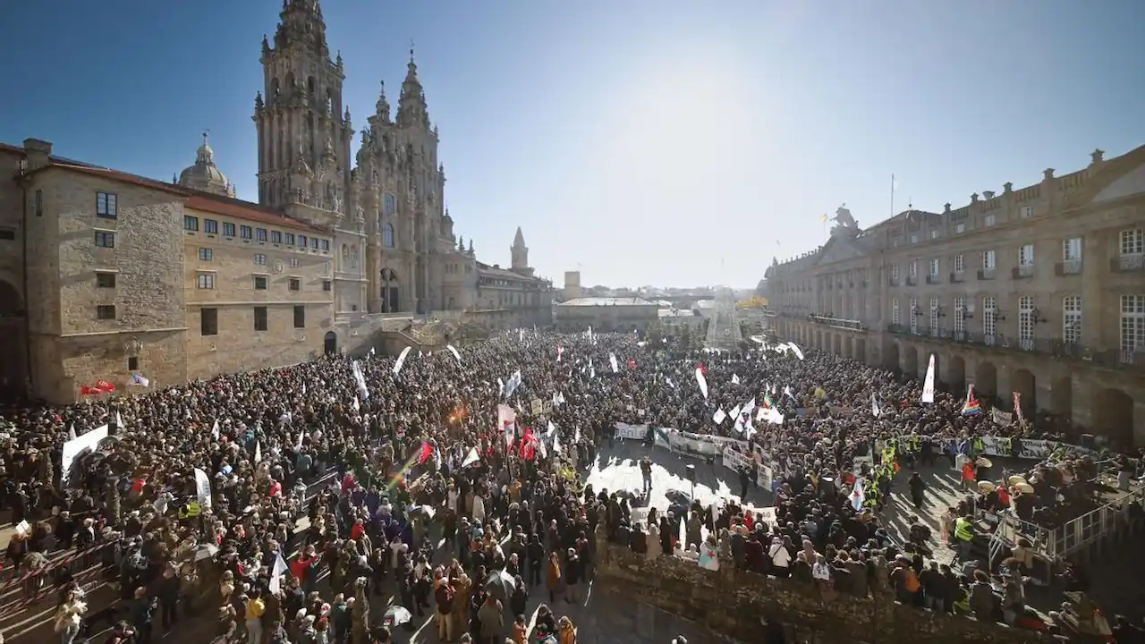 Miles de personas durante una nueva protesta contra la instalación de la planta de macrocelulosa Altri en Palas / Foto: EP