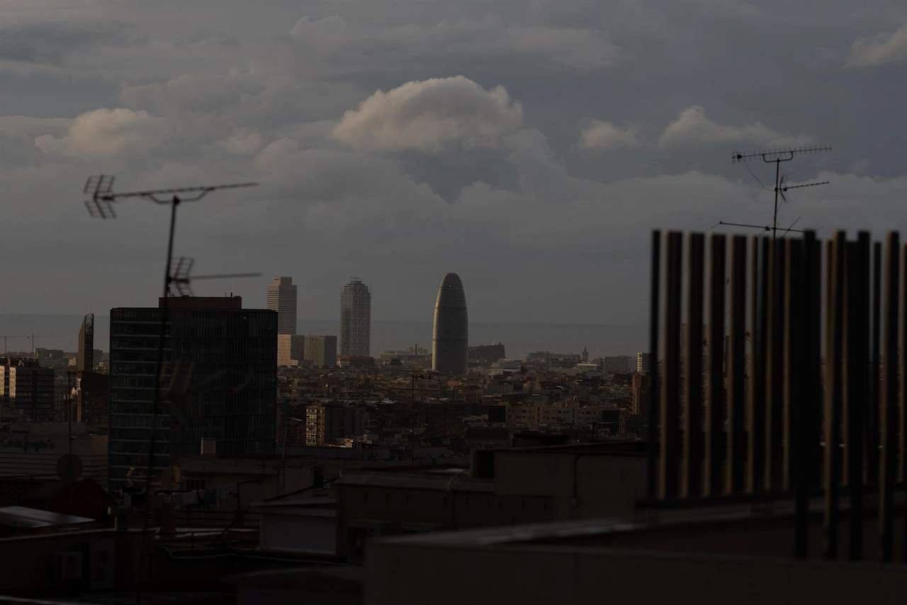 Contaminación atmosférica en Barcelona, aviso preventivo / Foto: EP