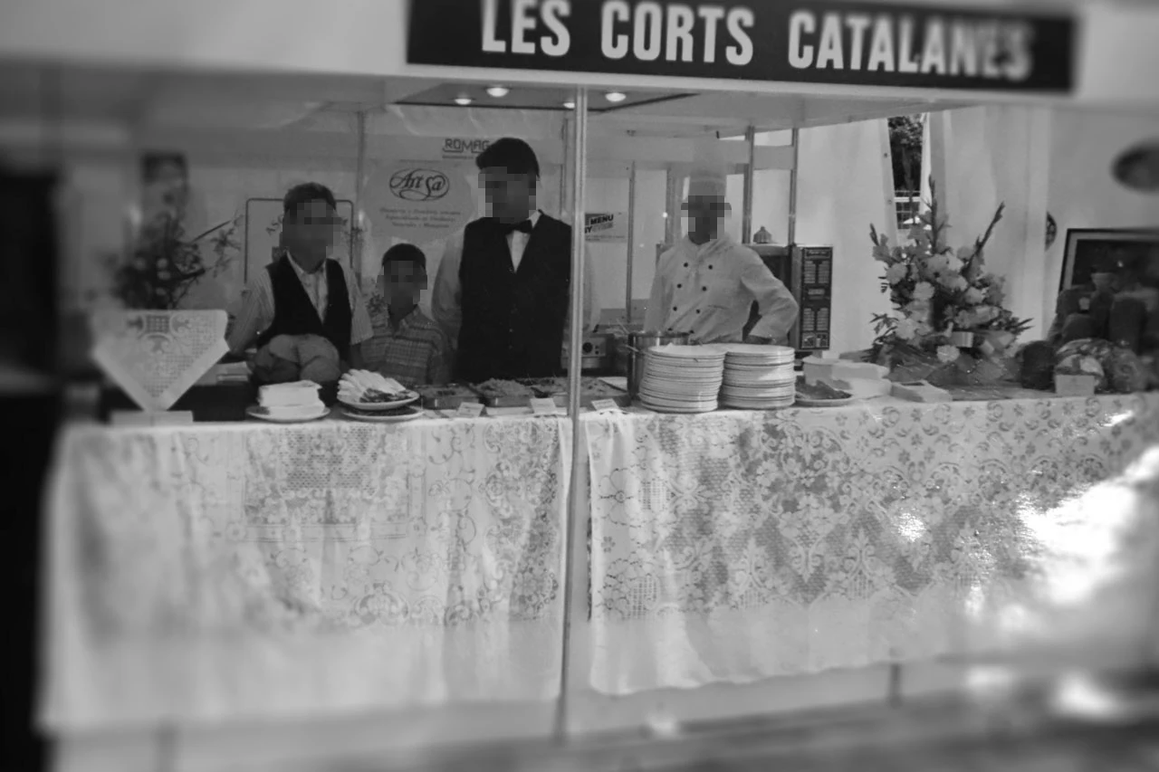 Dos menores (sin edad para trabajar) trabajan en un puesto de venta conjunto del restaurante Les Corts Catalanes y la panaderia ArtSa / Foto: FA