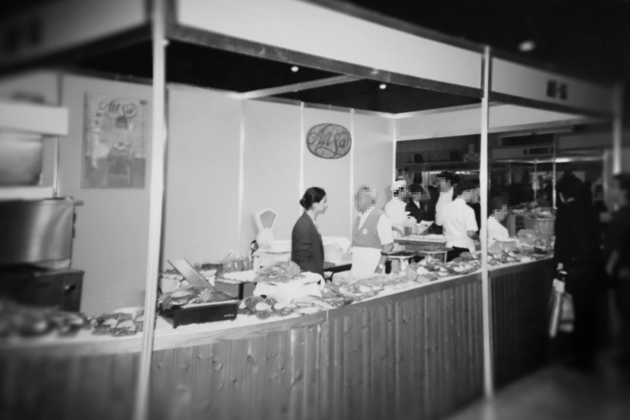 Teresa do Carmo ejerce el control en un stand de la panadería-pasteleria Art Sa en la feria de BioCultura, en el que trabajan varios menores incluso en edad de trabajar / Foto: FA