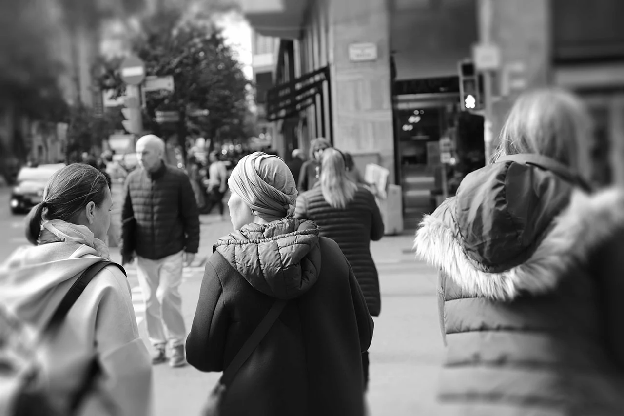 Una persona con claros síntomas de tratamiento de radioterapia, camina en una de las calles más transitadas de Barcelona / Foto: EA