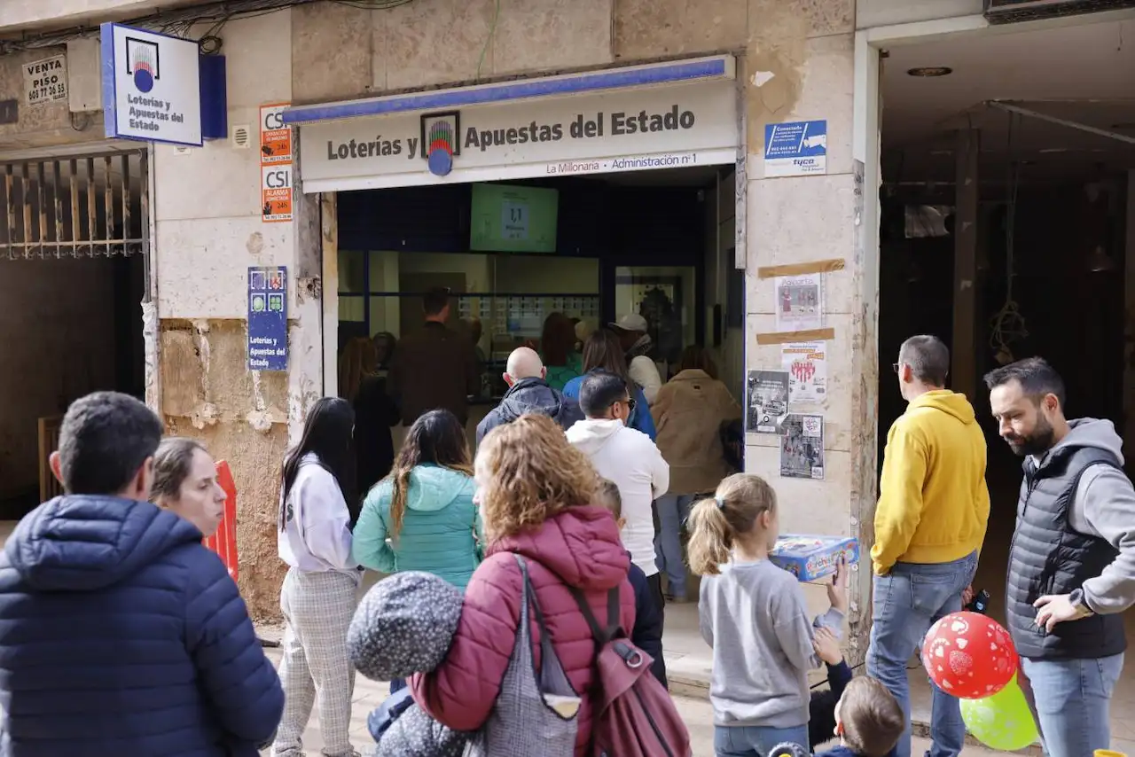 Los loteros auguran un incremento de las ventas en la zona de la DANA. Venta de lotería en Paiporta / Foto: SINC