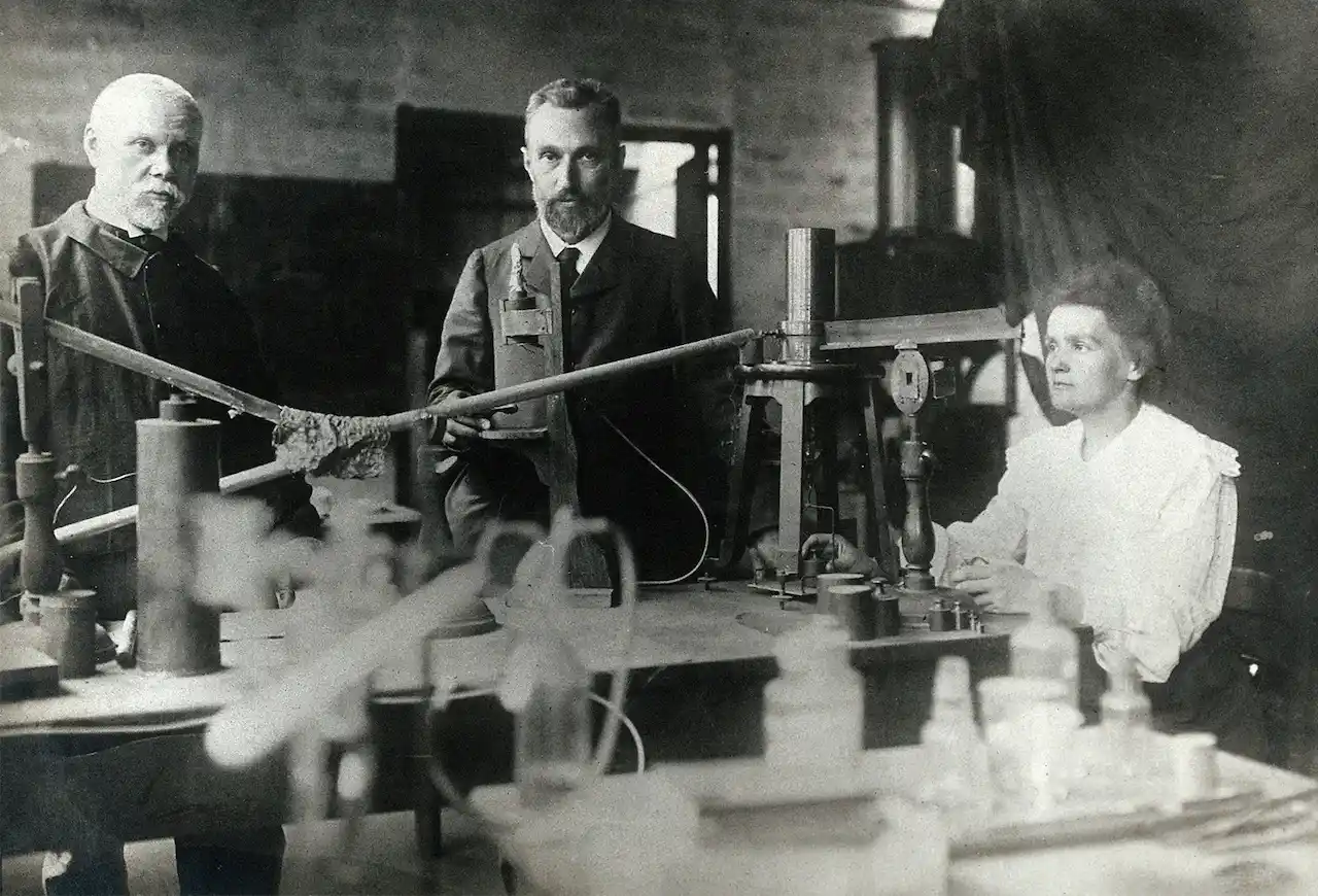 Los físicos Marie Curie, Pierre Curie y Antoine Henri Becquerel pioneros en el estudio de la radiactividad y galardonados con el Premio Nobel de Física en 1903