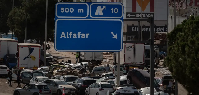 La pista de Silla se convirtió en un embudo para muchos vehículos sorprendidos por el agua, que tuvieron que ser abandonados en la carretera. Algunas vías de comunicación quedaron inutilizadas durante semanas debido a los daños / Foto: Alfons Rodríguez