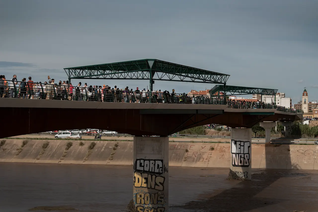 Uno de los puentes sobre el río Turia, ahora denominado Pasarela de la Solidaridad, unió València con las poblaciones afectadas y fue el punto por donde atravesó la ayuda masiva de voluntarios de todo el país / Foto: Alfons Rodríguez