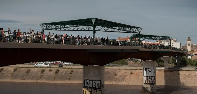 Uno de los puentes sobre el río Turia, ahora denominado Pasarela de la Solidaridad, unió València con las poblaciones afectadas y fue el punto por donde atravesó la ayuda masiva de voluntarios de todo el país / Foto: Alfons Rodríguez