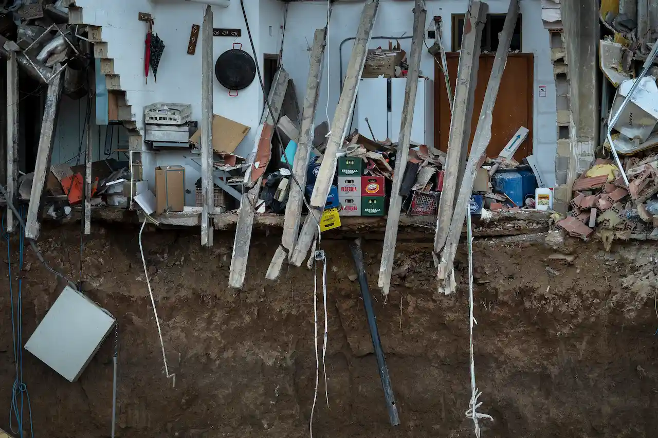 Una de las viviendas destruidas en la cabecera de la Rambla del Poyo, en la localidad de Chiva, donde el agua se acumuló durante toda la mañana, arrasando las casas situadas junto a esta gran cicatriz geográfica que ha quedado significativamente ensanchada por la DANA en Valencia / Foto: Alfons Rodríguez