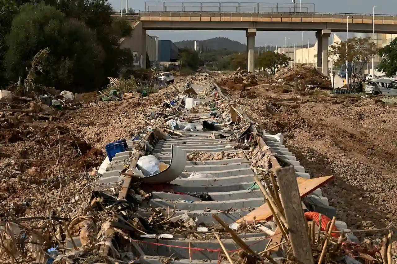 348 kilómetros de vías de cercanías quedaron destrozadas, y se necesitaron semanas para reactivar las líneas que conectan con la ciudad, afectando a miles de trabajadores. La imagen muestra una de las líneas ferroviarias a su paso por Ribarroja del Turia / Foto: Alfons Rodríguez