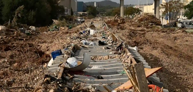 348 kilómetros de vías de cercanías quedaron destrozadas, y se necesitaron semanas para reactivar las líneas que conectan con la ciudad, afectando a miles de trabajadores. La imagen muestra una de las líneas ferroviarias a su paso por Ribarroja del Turia / Foto: Alfons Rodríguez