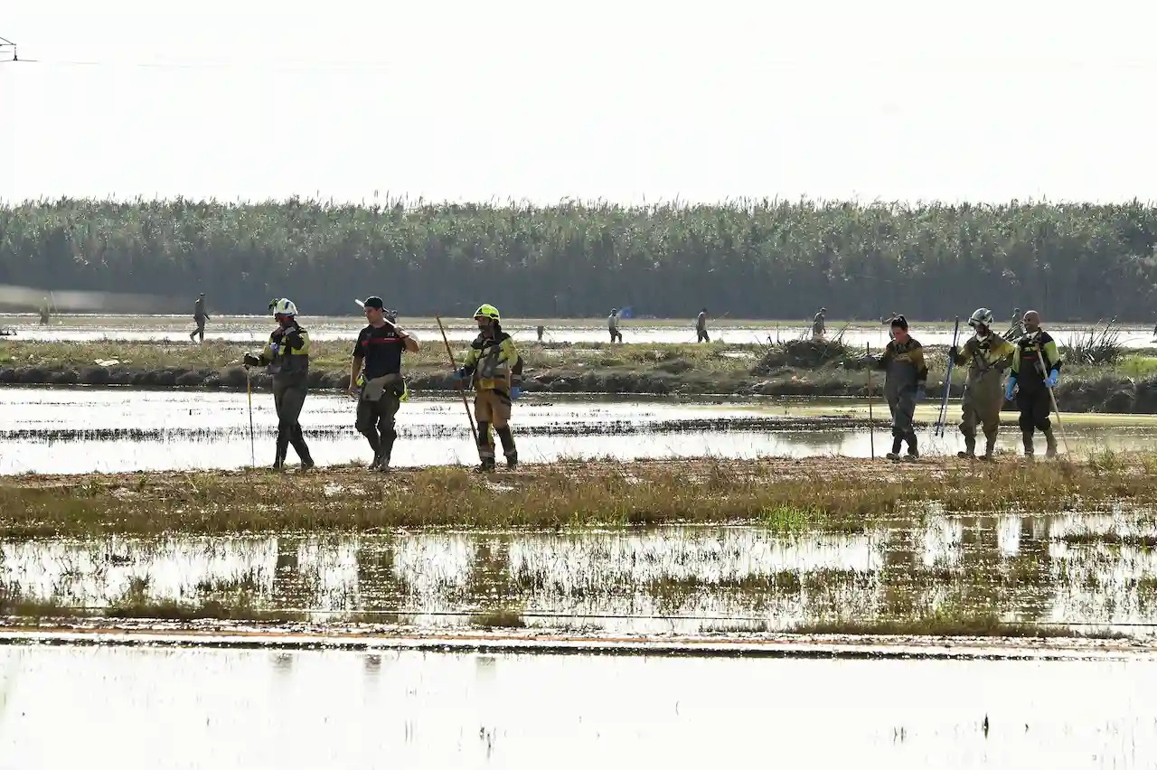 Cuerpos de seguridad, bomberos y agentes de la UME recorren L’Albufera en busca de vecinos desaparecidos. La DANA ha dejado un saldo total de 224 personas fallecidas / Foto: Alfons Rodríguez