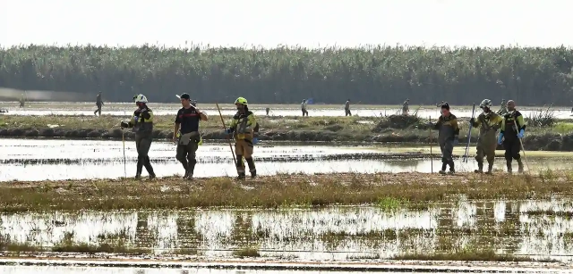 Cuerpos de seguridad, bomberos y agentes de la UME recorren L’Albufera en busca de vecinos desaparecidos. La DANA ha dejado un saldo total de 224 personas fallecidas / Foto: Alfons Rodríguez