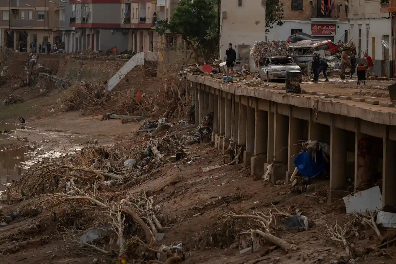 Uno de los puentes que cruza el barranco en Paiporta, que no fue arrastrado por la DANA, permitió el acceso de ayuda a la zona cero y evitó un aislamiento total / Foto: Alfons Rodríguez