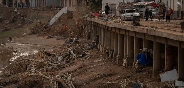 Uno de los puentes que cruza el barranco en Paiporta, que no fue arrastrado por la DANA, permitió el acceso de ayuda a la zona cero y evitó un aislamiento total / Foto: Alfons Rodríguez