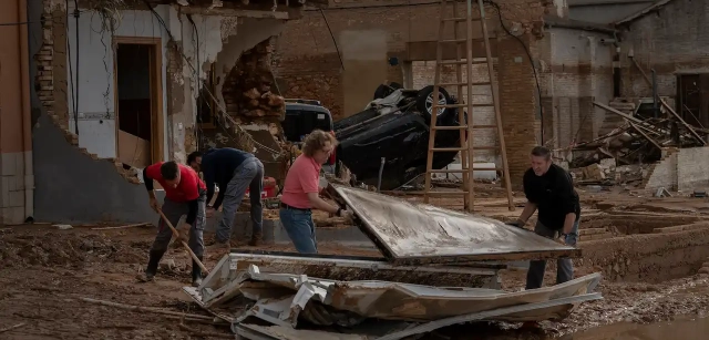 Vecinos de Paiporta, uno de los 75 municipios afectados y el más golpeado con 45 víctimas mortales, retiran entre el fango muebles y pertenencias que quedaron sumergidos bajo el agua / Foto: Alfons Rodríguez