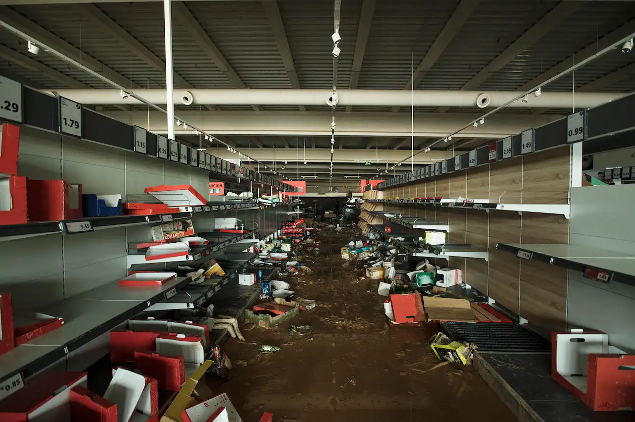 Uno de los supermercados arrasados por la población afectada en los días posteriores al desastre natural. La mayoría de los comercios quedaron completamente destruidos en los municipios afectados, con pérdidas económicas que ascienden a casi 10 mil millones de euros / Foto: Alfons Rodríguez