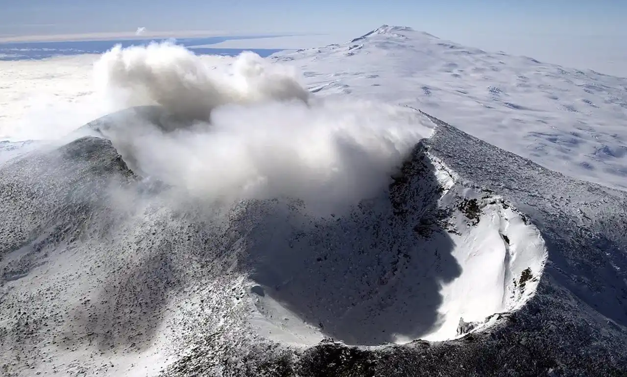 El deshielo en la Antártida puede provocar más erupciones subglaciales. Volcán Monte Erebus / Foto: Josh Landis