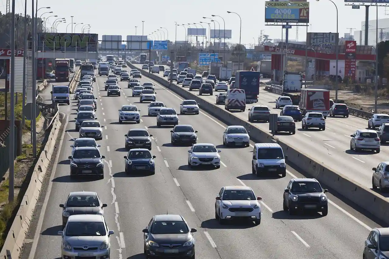 Contaminación urbana. Decenas de coches en la A-4, en Madrid (España) / Foto: Jesús Hellín-EP