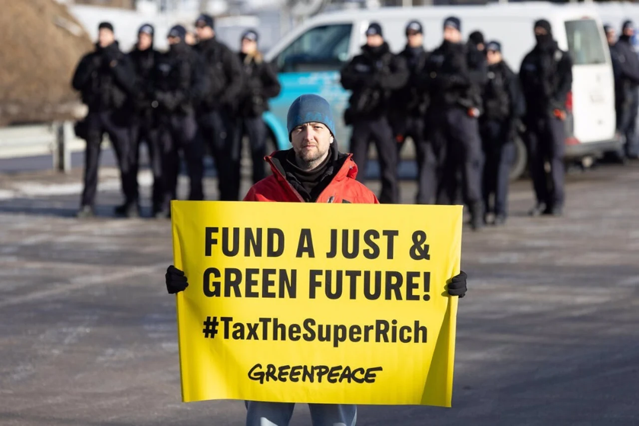 Acción de protesta en el helipuerto de Davos para pedir a los gobiernos impuestos a los superricos / Foto: Greenpeace