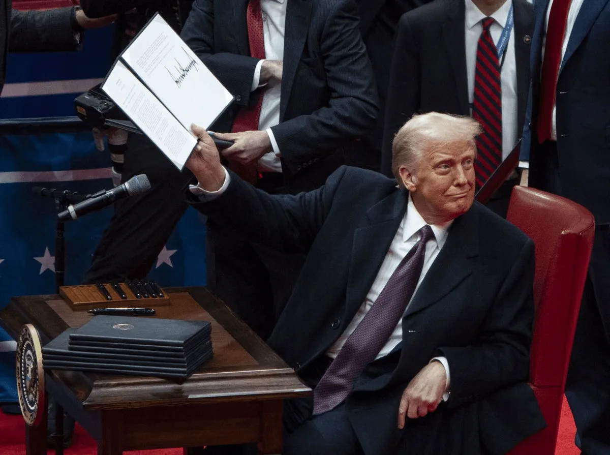 El presidente de EEUU, Donald Trump, muestra la firma de una orden ejecutiva / Foto: EP