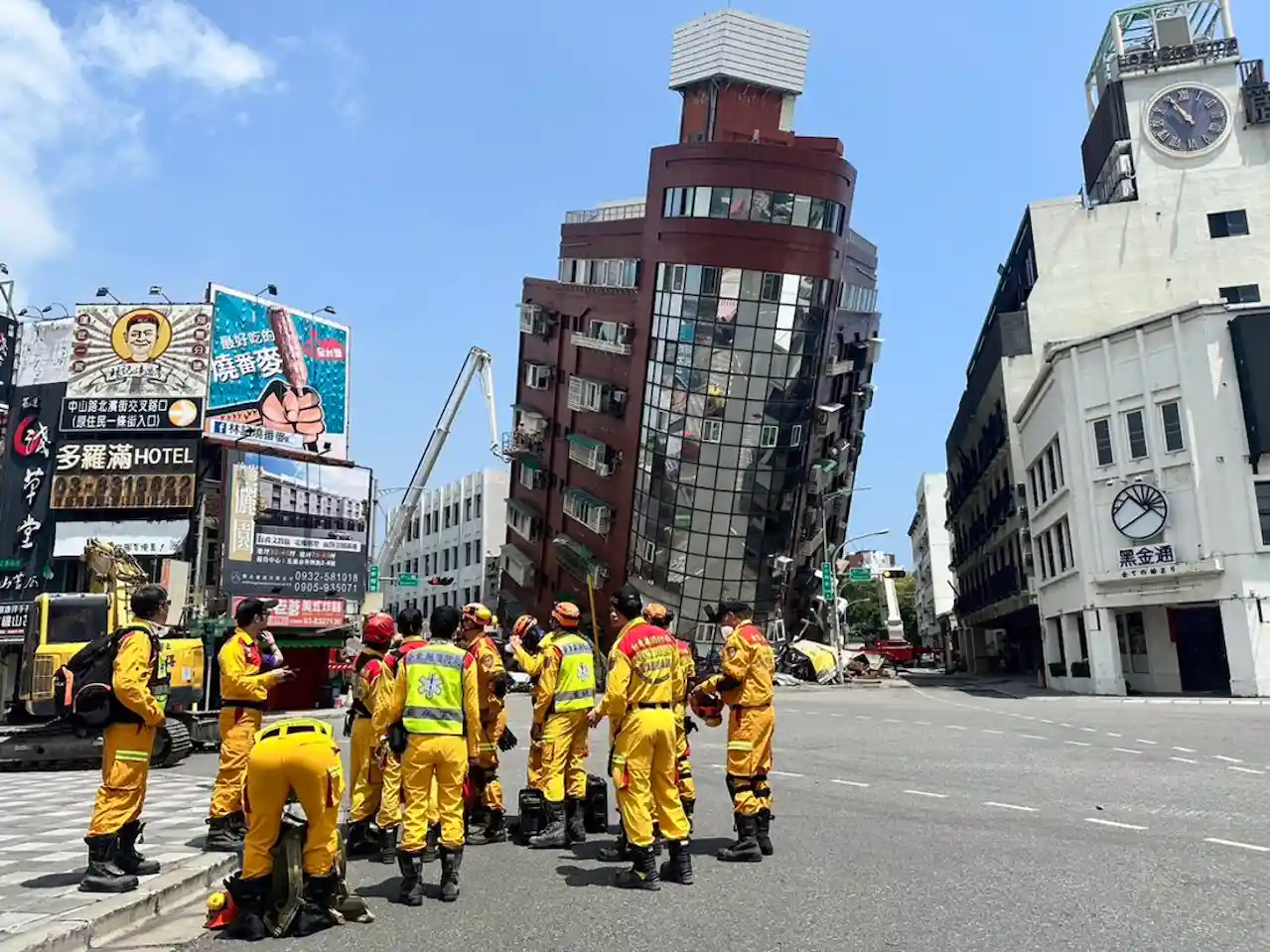 Foto del 3 de abril de 2024 muestra un edificio dañado en Hualien, Taiwán, tras un terremoto que dejó 4 muertos y 97 heridos / Foto: EP