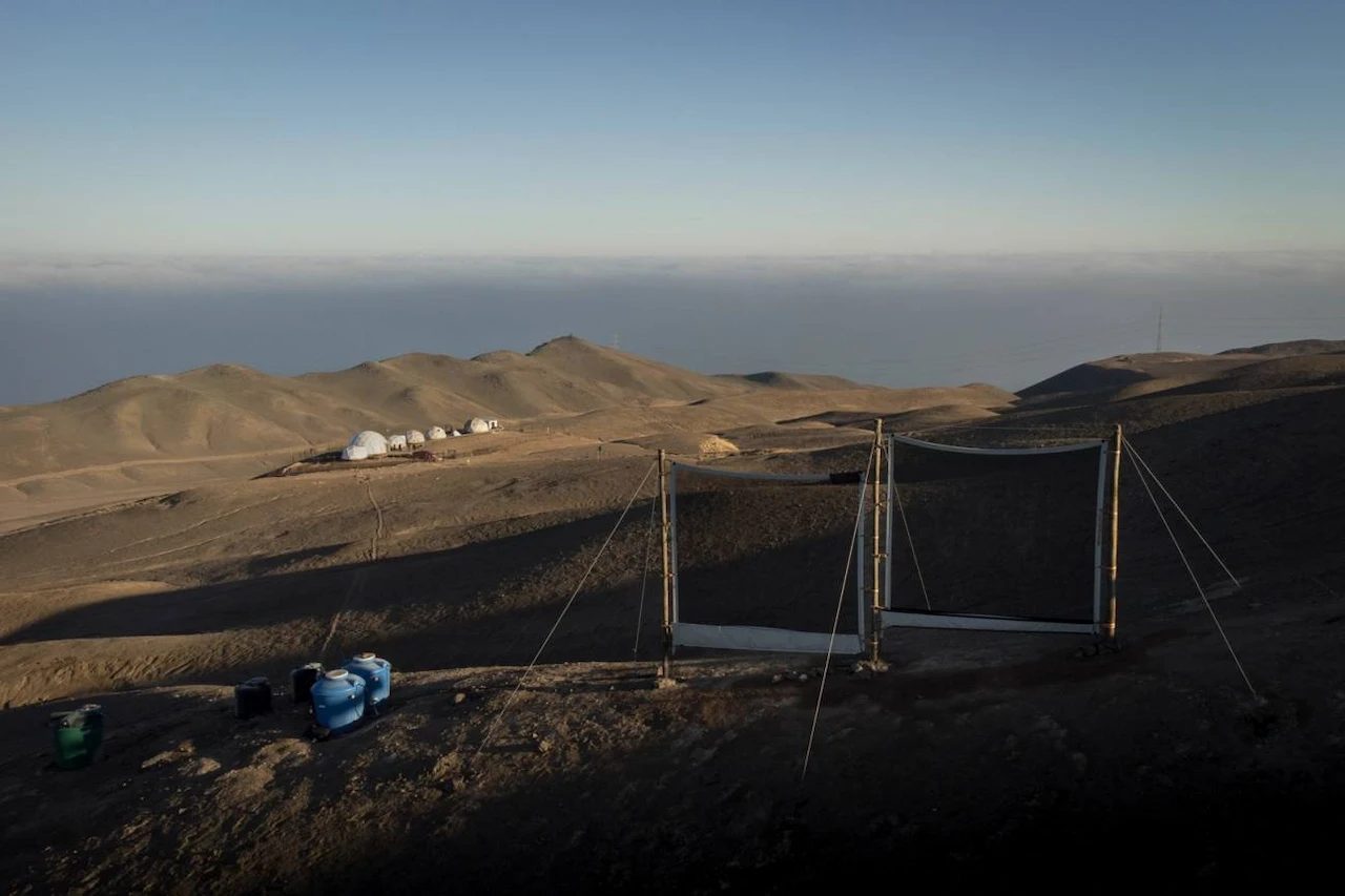 Sistema de cosecha de agua de niebla en el desierto de Atacama (Chile) / Foto: Alejandro Muñoz