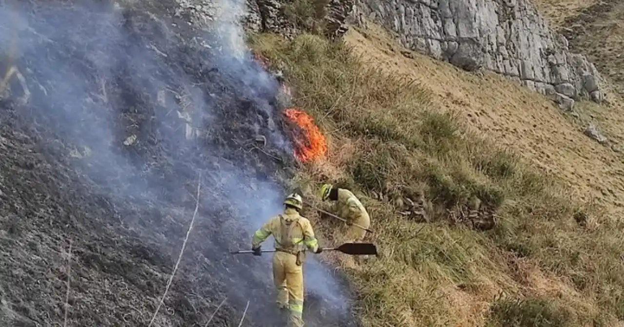 Trabajos de extinción de un incendio en Cantabria / Foto: EP