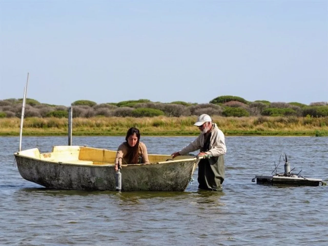 Inspección de las lagunas y marismas por técnicas del ICTS-Doñana / Foto: ICTS-DOÑANA