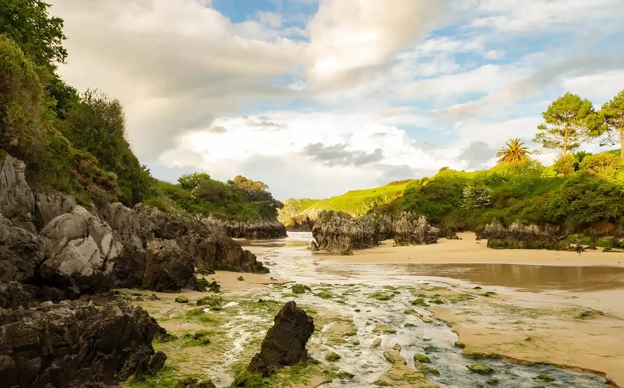 Entender la geología ayuda a entender el mundo. La playa de Berellín en el municipio de Val de San Vicente, en Cantabria / Foto: PB