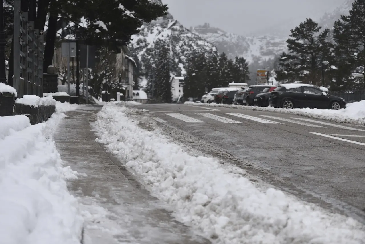 Varios coches cubiertos de nieve, a 30 de enero de 2025, en Canfranc, Huesca, Aragón (España) / Foto: EP