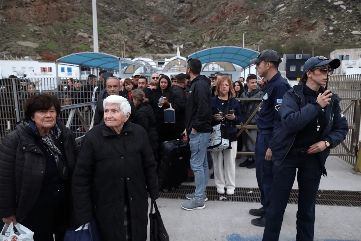 Un grupo de personas espera en Santorini para abandonar la isla en un ferry / Foto: EP