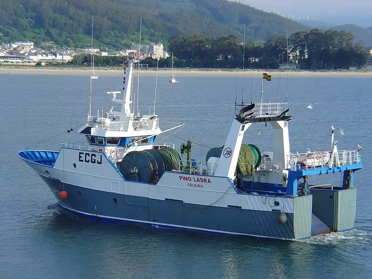 Llevan al Gobierno francés ante los tribunales por no proteger de los daños causados por la pesca de arrastre en áreas protegidas. Barco arrastrero / Foto: Wikipedia Commons