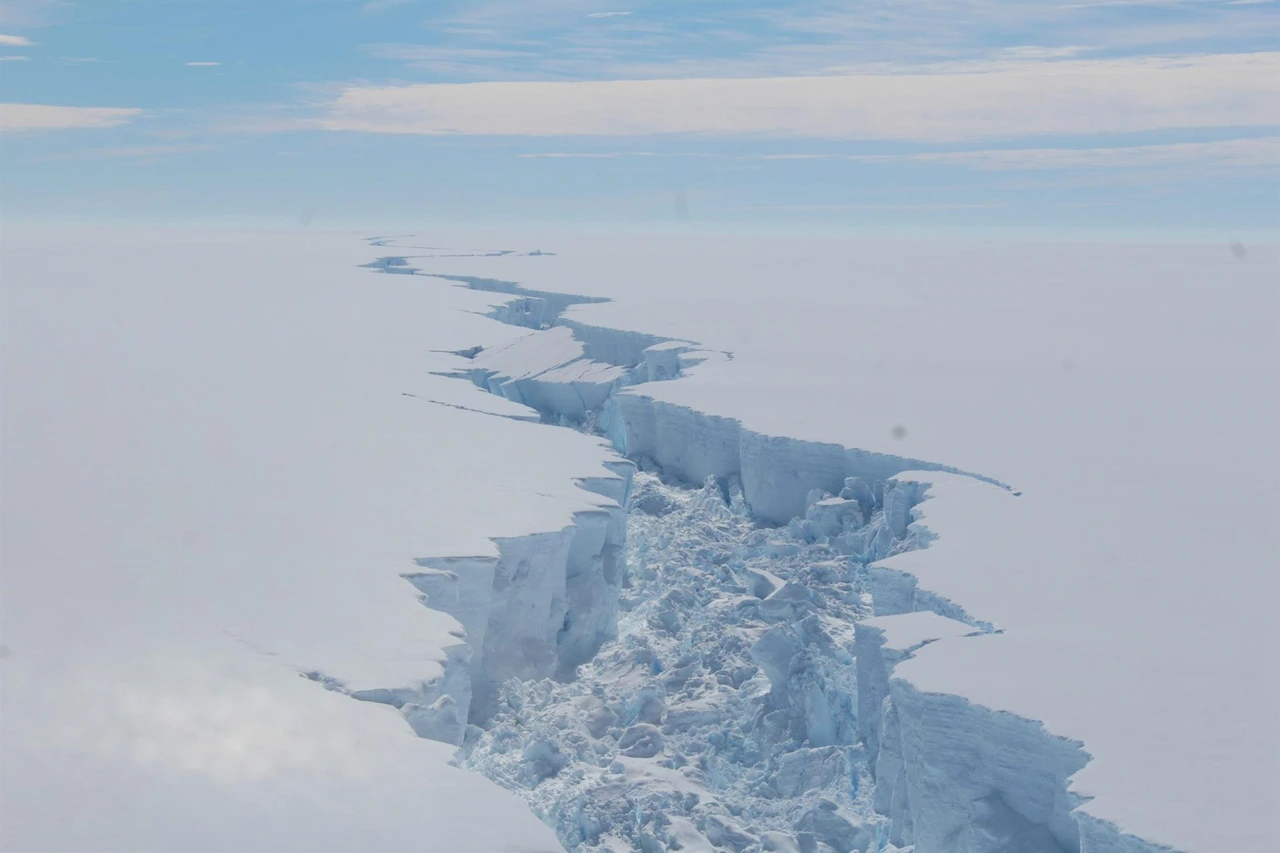 IPCC prepara el séptimo informe de evaluación climática. Desprendimiento del iceberg gigante la plataforma de hielo Larsen C. / Foto: British Antarctic Survey