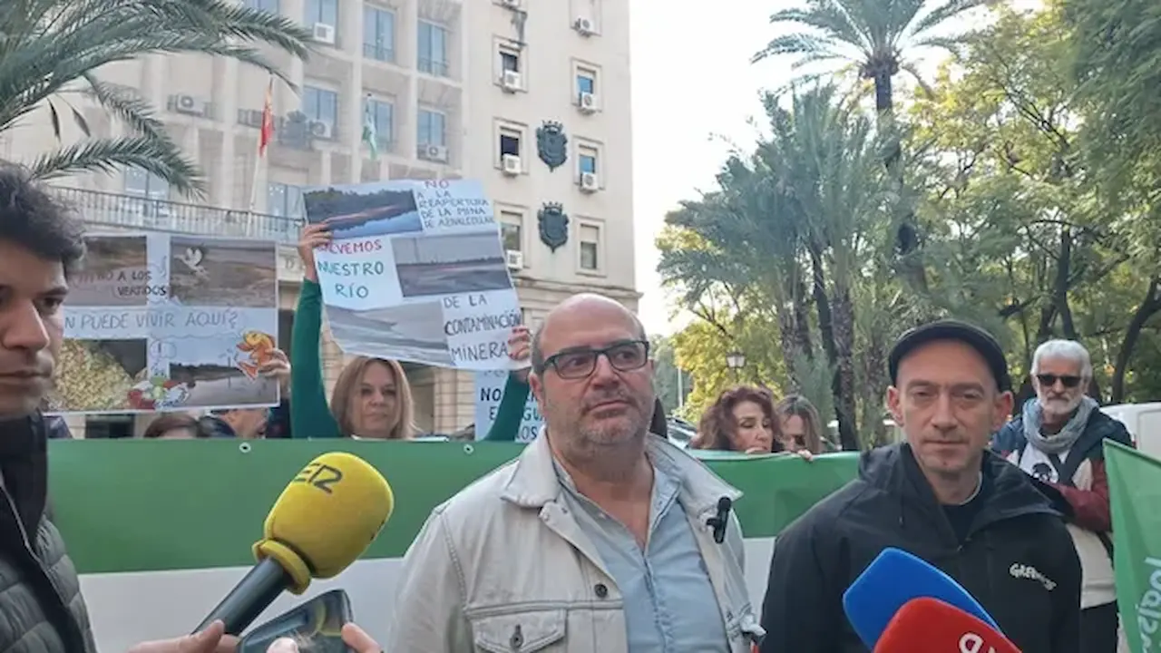 Los representantes de Ecologistas en Acción, Isidoro Albarreal y de Greenpeace, Luis Berraquero, piden parar los permisos de la mina / Foto: