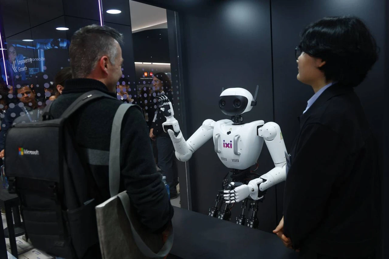 Un visitante interactúa con el robot humanoide en el Mobile World Congress / Foto: EFE-Quique García