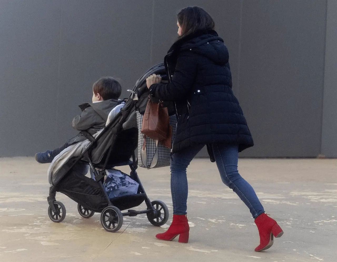 Una mujer con un carrito de bebé. Cuidado de hijos / Foto: EP