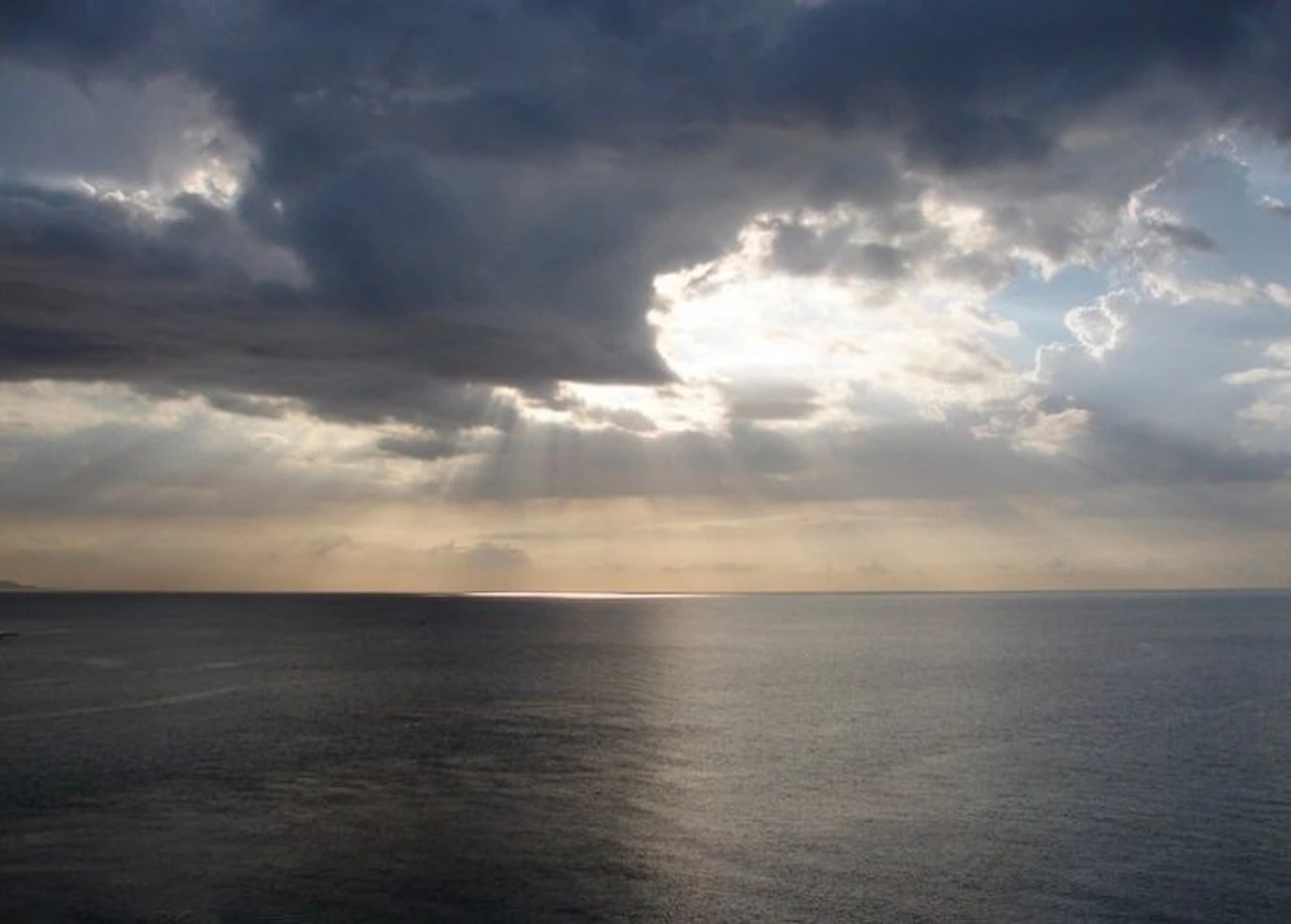 El 'espejo sucio'. Las áreas nubladas sobre los océanos reflejan menos luz solar al espacio / Foto: EP