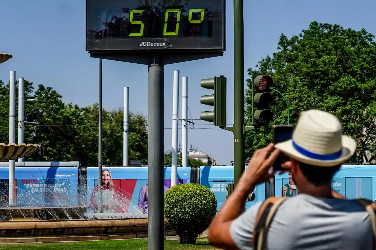 Calor extremo, el termómetro marca 50 grados, a 26 de junio del 2023 en Sevilla / Foto: EP